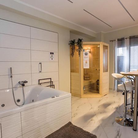 Romantic Deluxe Svite Wise Jacuzzi And Sauna Athena Bagian luar foto