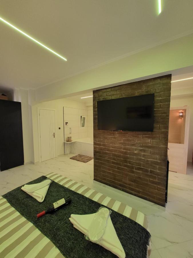Romantic Deluxe Svite Wise Jacuzzi And Sauna Athena Bagian luar foto