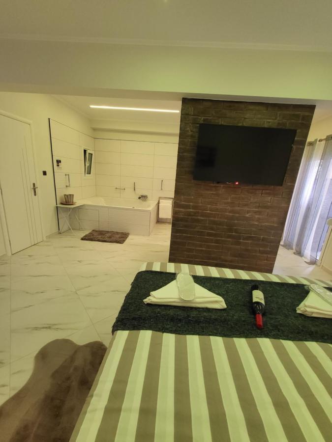 Romantic Deluxe Svite Wise Jacuzzi And Sauna Athena Bagian luar foto