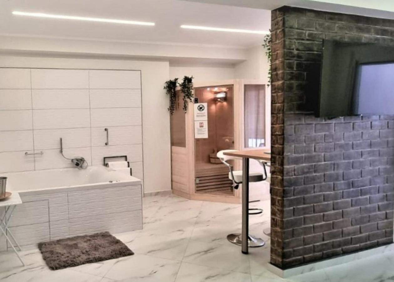 Romantic Deluxe Svite Wise Jacuzzi And Sauna Athena Bagian luar foto