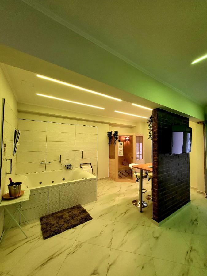 Romantic Deluxe Svite Wise Jacuzzi And Sauna Athena Bagian luar foto