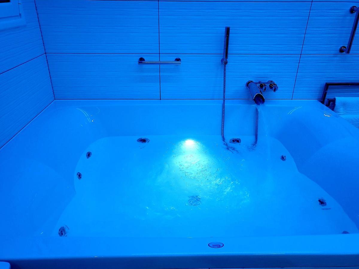 Romantic Deluxe Svite Wise Jacuzzi And Sauna Athena Bagian luar foto