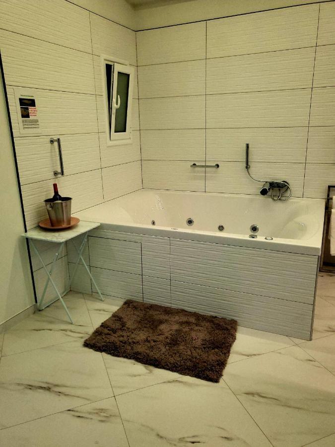 Romantic Deluxe Svite Wise Jacuzzi And Sauna Athena Bagian luar foto