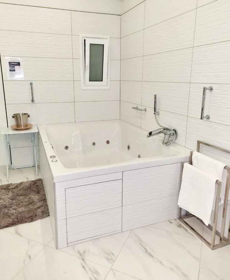 Romantic Deluxe Svite Wise Jacuzzi And Sauna Athena Bagian luar foto