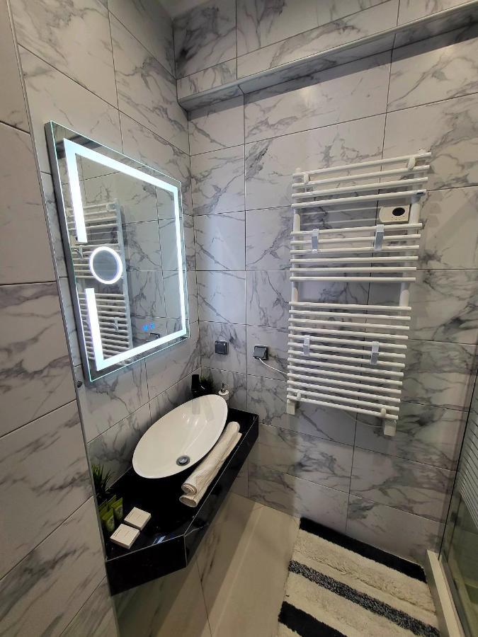 Romantic Deluxe Svite Wise Jacuzzi And Sauna Athena Bagian luar foto