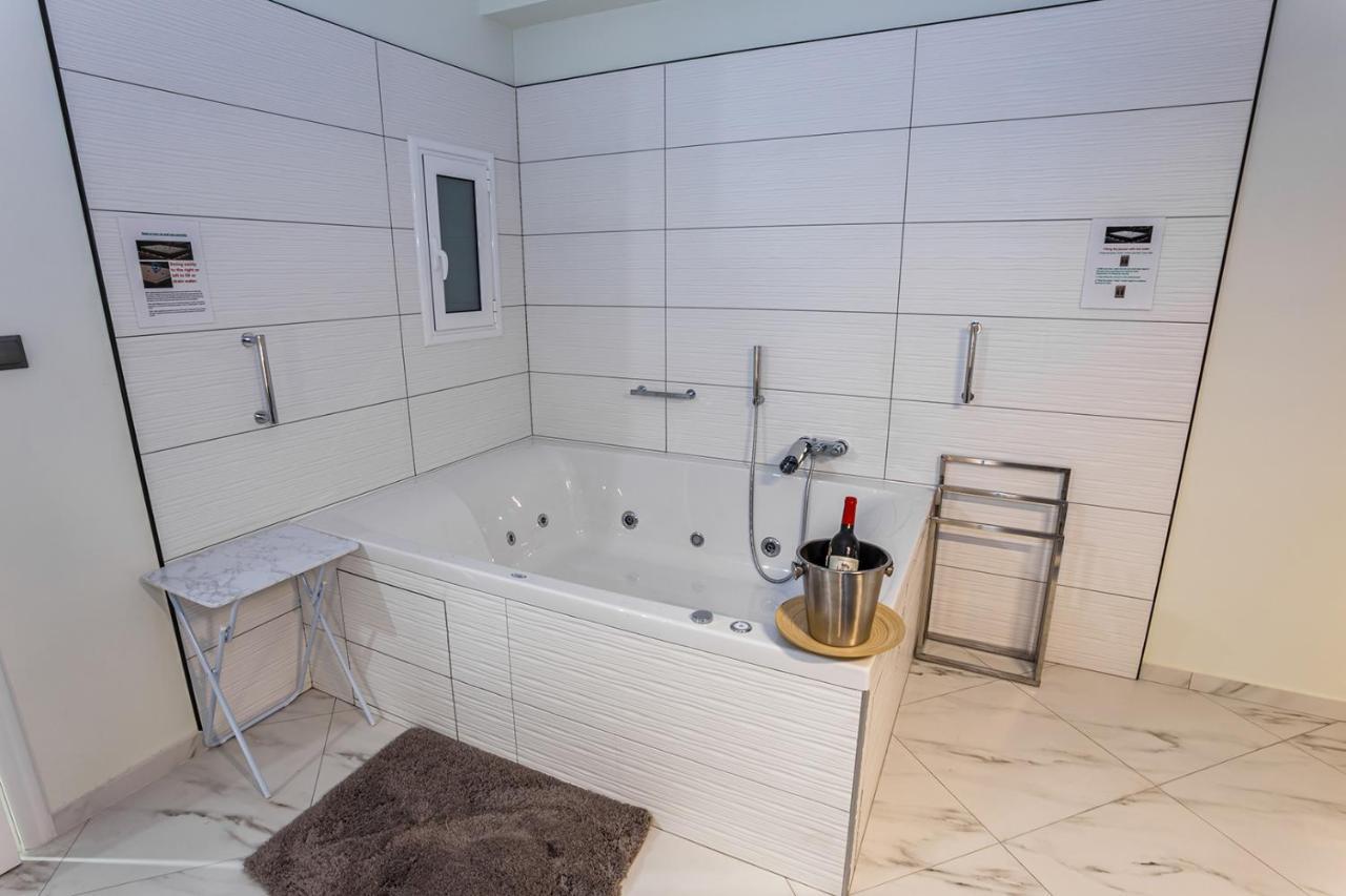 Romantic Deluxe Svite Wise Jacuzzi And Sauna Athena Bagian luar foto