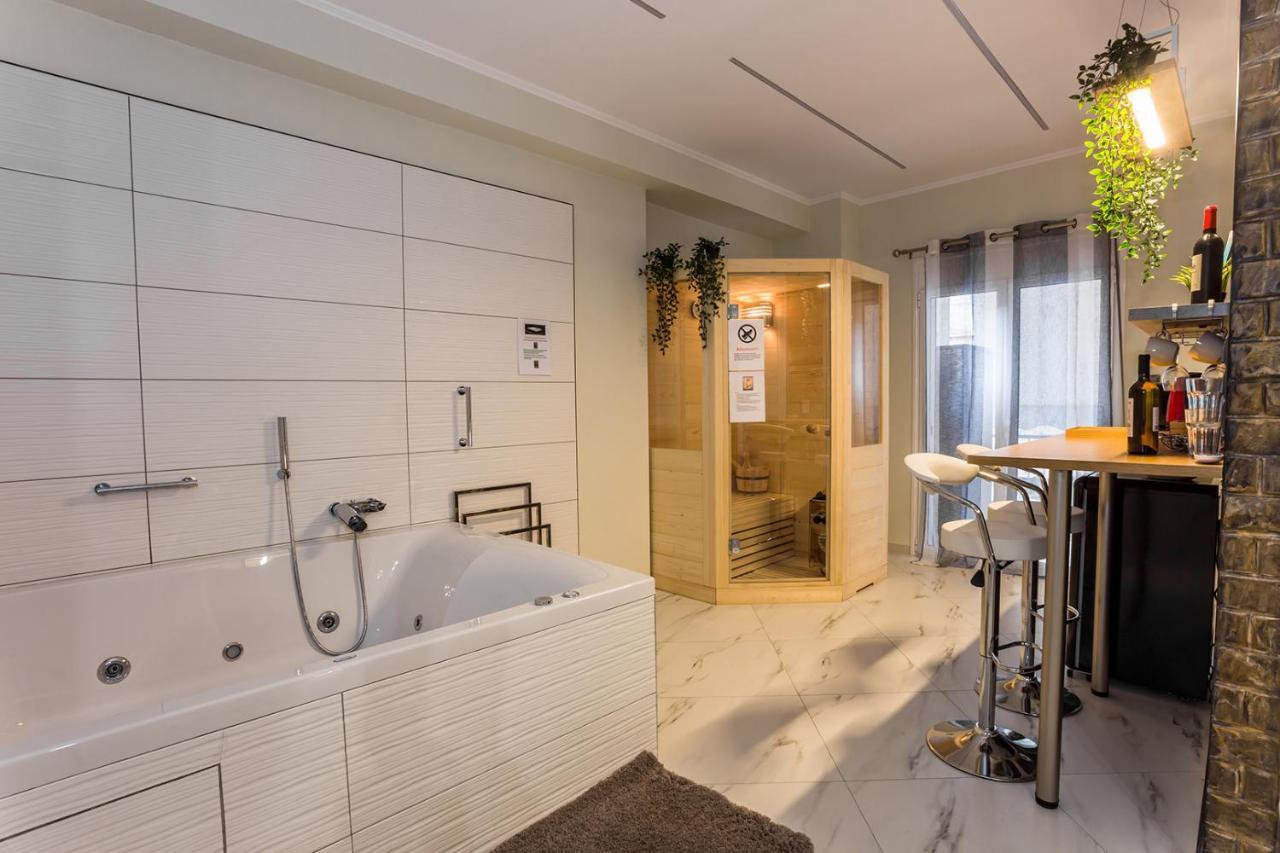 Romantic Deluxe Svite Wise Jacuzzi And Sauna Athena Bagian luar foto